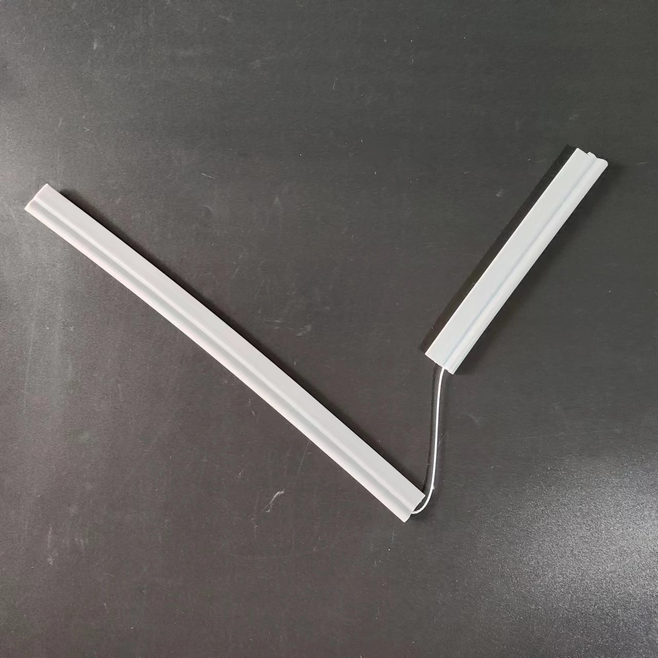 夾線(xiàn)硅膠密封條：優(yōu)異性能助力工業(yè)設(shè)備密封升級(jí)